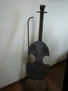 פסל כינור מברזל